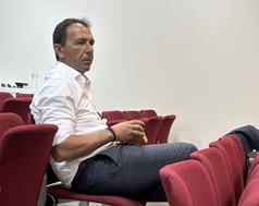 "Συγνώμη κύριε, ποιός είστε;"